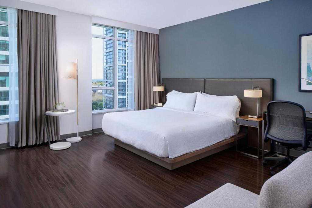 Postel nebo postele na pokoji v ubytování Element by Westin Vancouver Metrotown