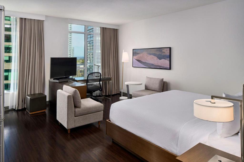 TV a/nebo společenská místnost v ubytování Element by Westin Vancouver Metrotown