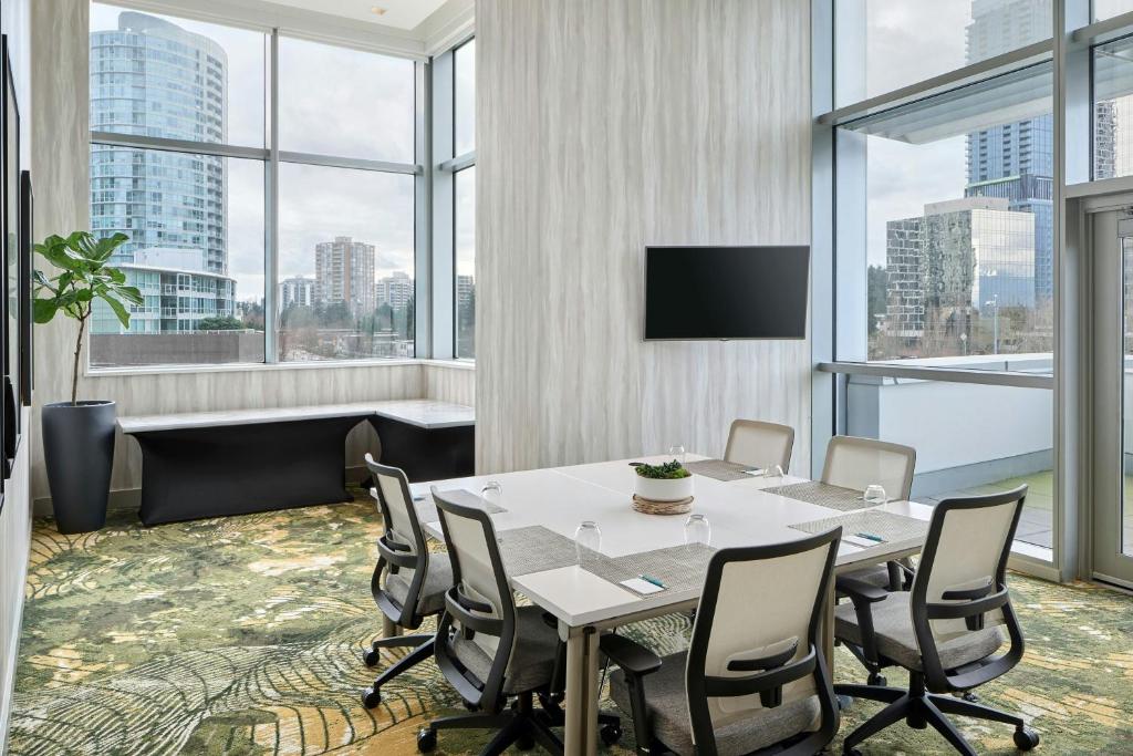TV a/nebo společenská místnost v ubytování Element by Westin Vancouver Metrotown