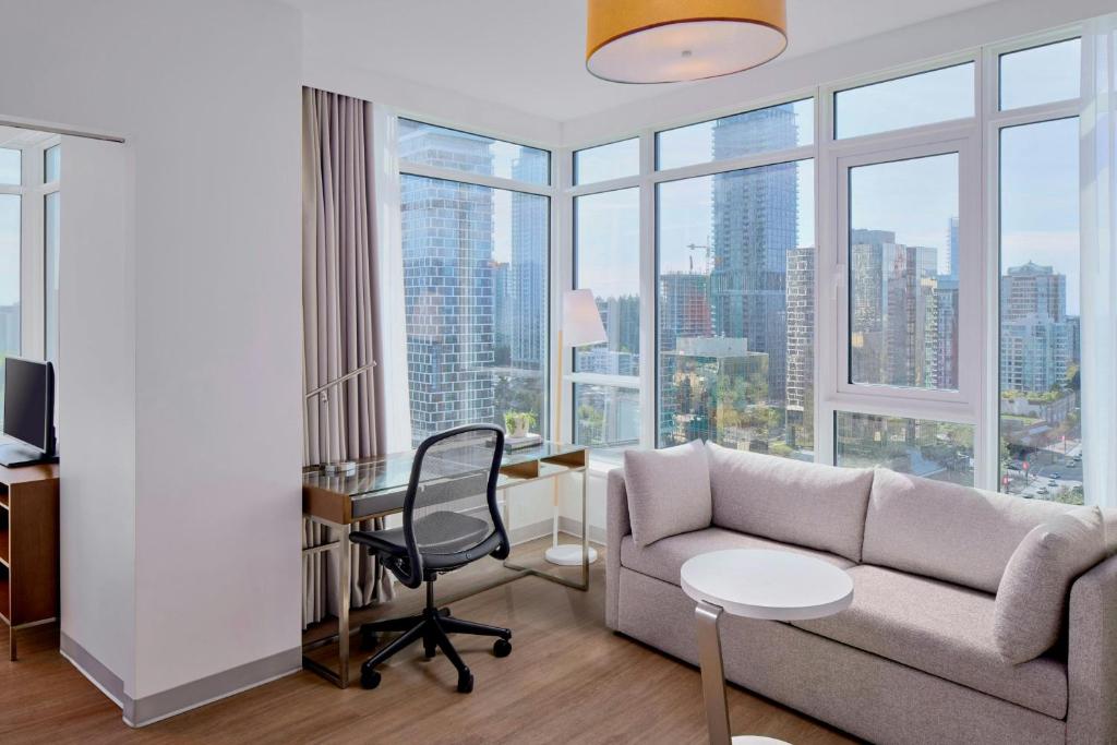 Posezení v ubytování Element by Westin Vancouver Metrotown