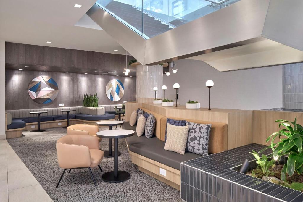 Posezení v ubytování Element by Westin Vancouver Metrotown