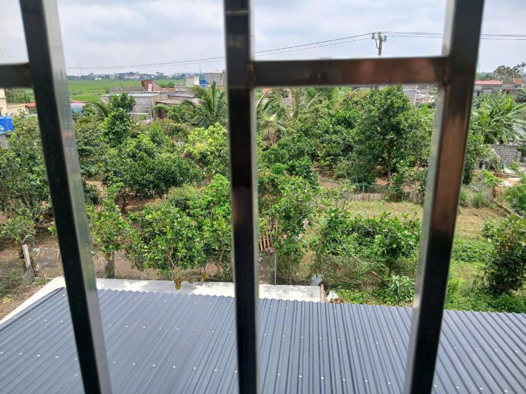 een blik op een solarium vanuit een raam bij HoTel Ven Hồ in Thái Thụy