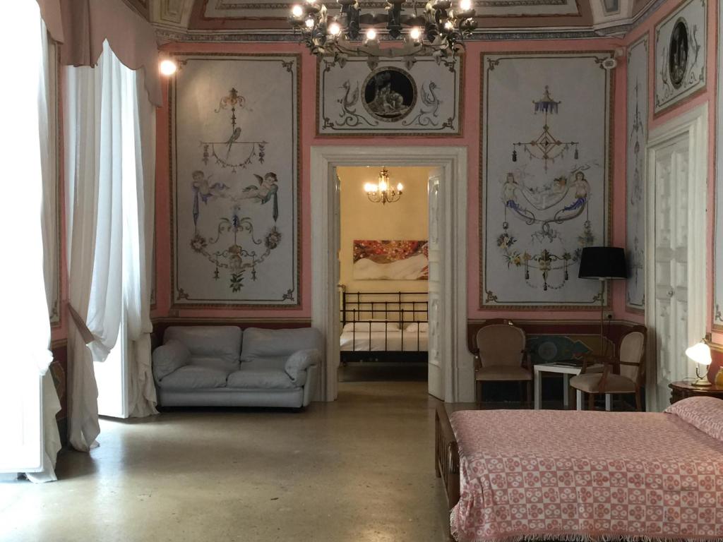 A bed or beds in a room at Palazzo Doxi Fontana Dimora Storica