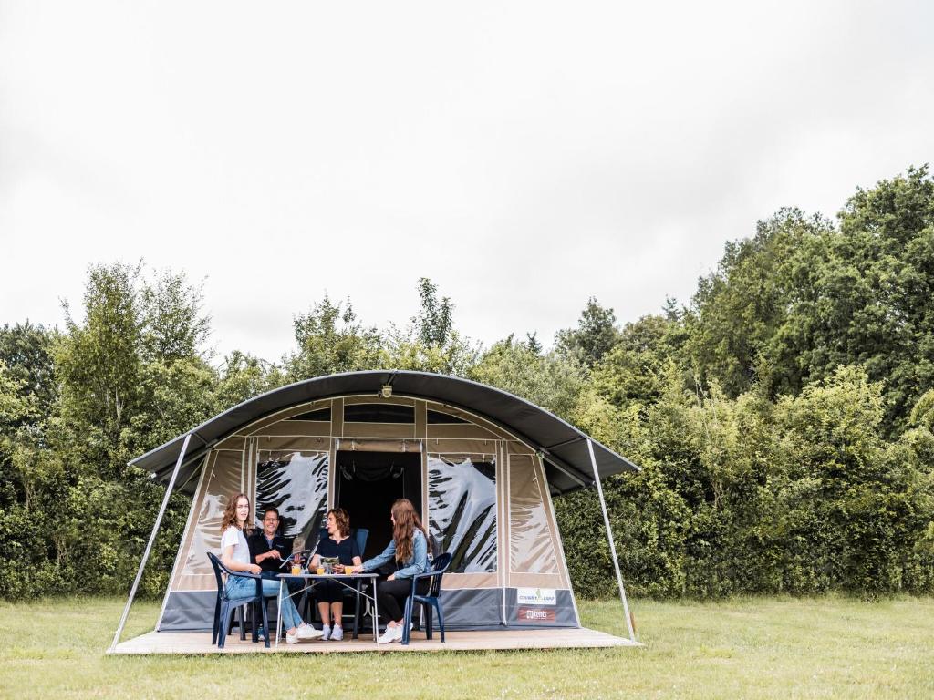 Nice tent lodge on the edge of a forest, cleaning included vendégei