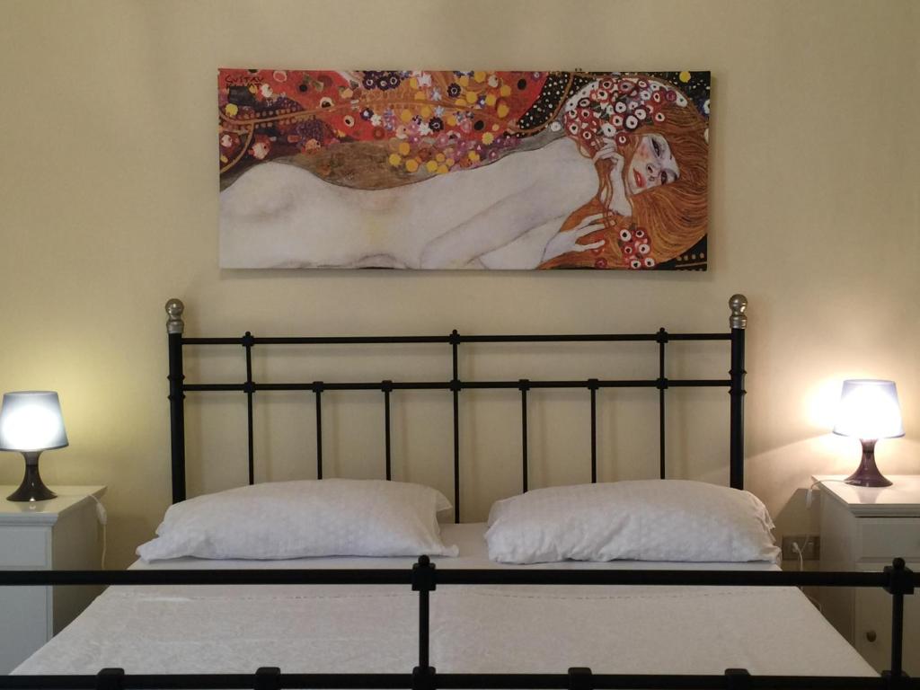 A bed or beds in a room at Palazzo Doxi Fontana Dimora Storica