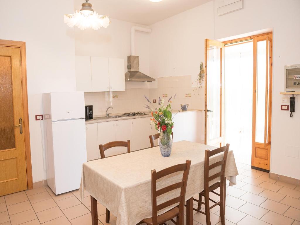 Kuchyňa alebo kuchynka v ubytovaní Apartment in Vieste, a drive away from the sea