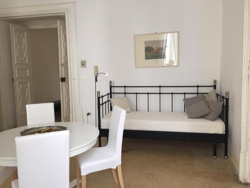 A bed or beds in a room at Palazzo Doxi Fontana Dimora Storica