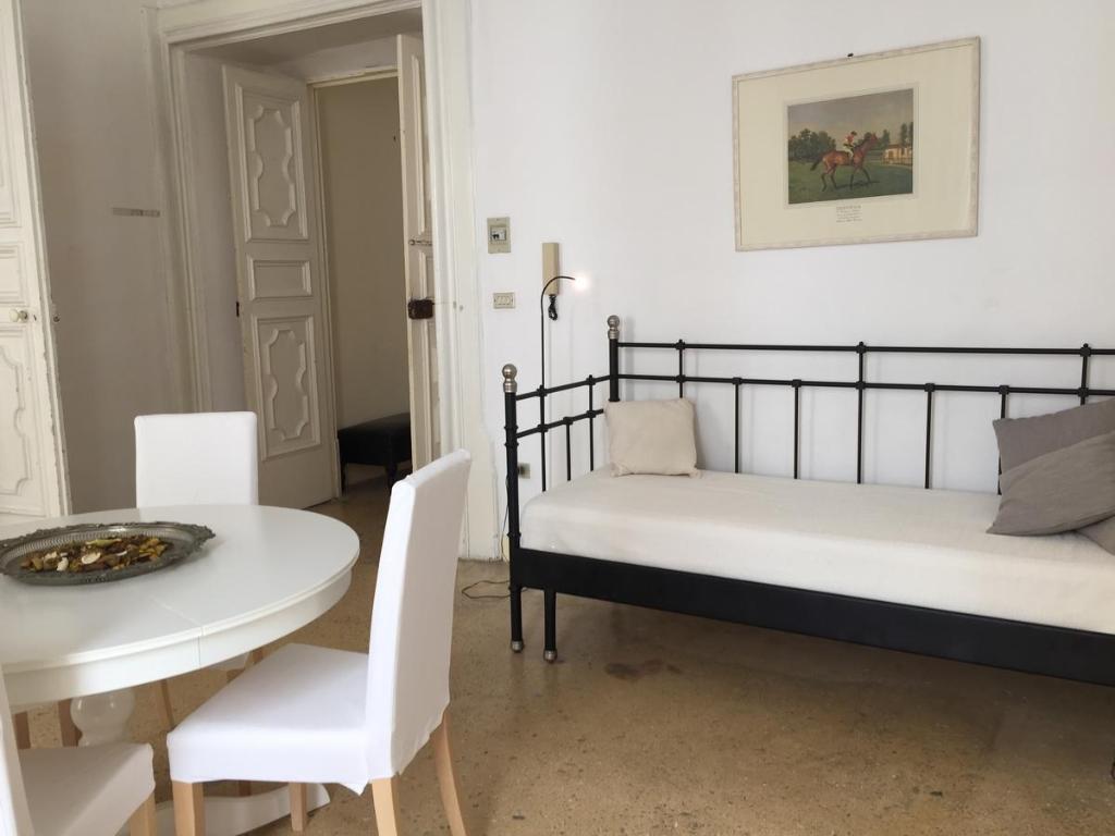 A bed or beds in a room at Palazzo Doxi Fontana Dimora Storica
