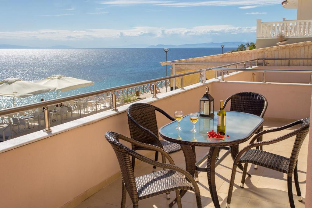 balkon ze stołem i krzesłami oraz oceanem w obiekcie Al Mare Villas w mieście Skala Marion