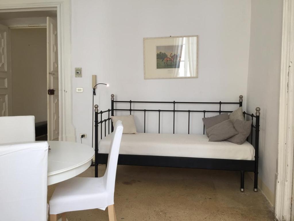 A bed or beds in a room at Palazzo Doxi Fontana Dimora Storica