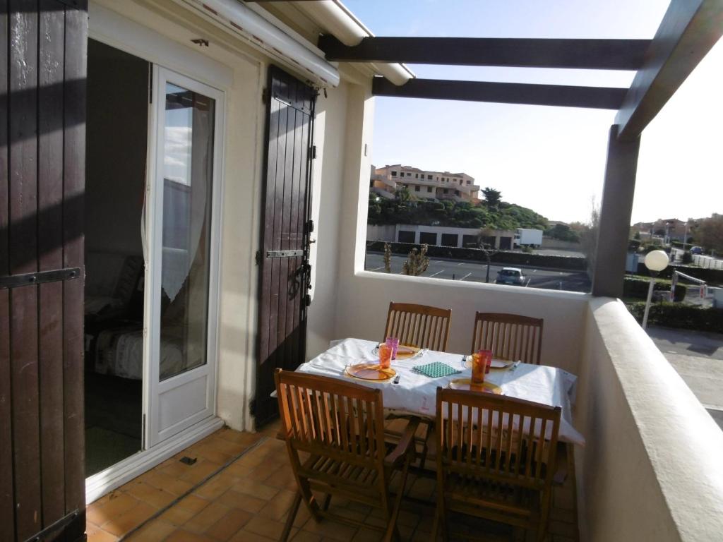 une table et des chaises sur un balcon avec vue dans l'établissement Bel Appartement T2 Proche Plage à Leucate, Terrasse, Parking, 4 Pers. - FR-1-798-15, à Leucate