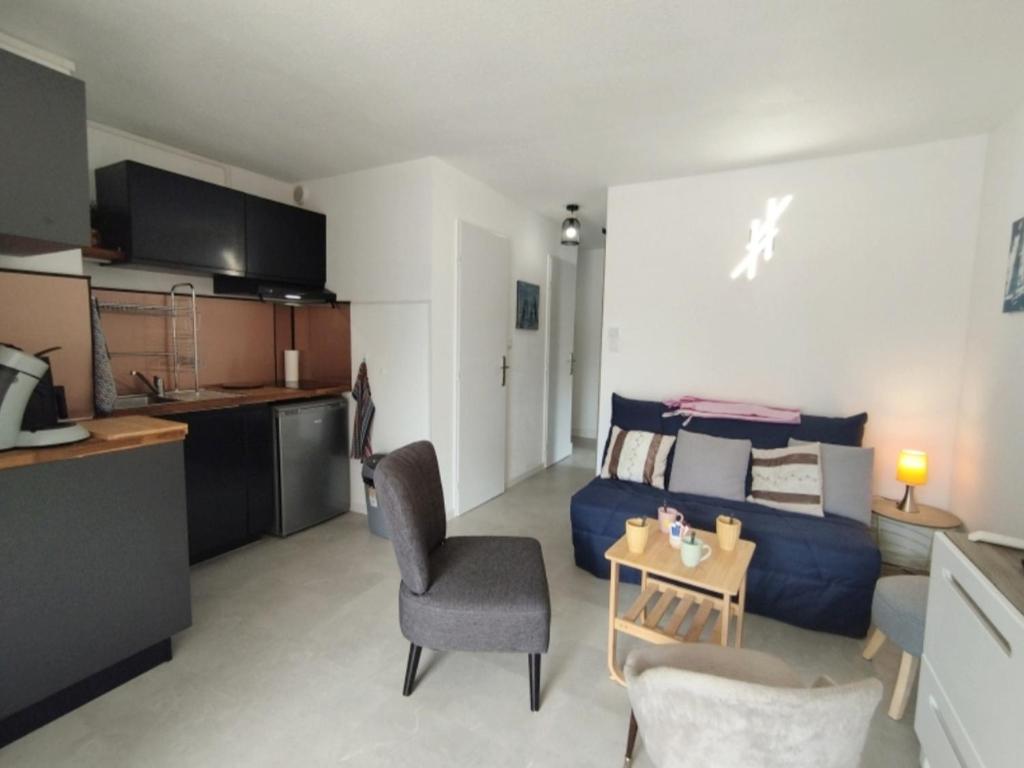 Il comprend un petit salon avec un lit et une cuisine. dans l'établissement Appartement T3 pour 4 pers, près de la plage, parking privé - FR-1-795-61, à Narbonne