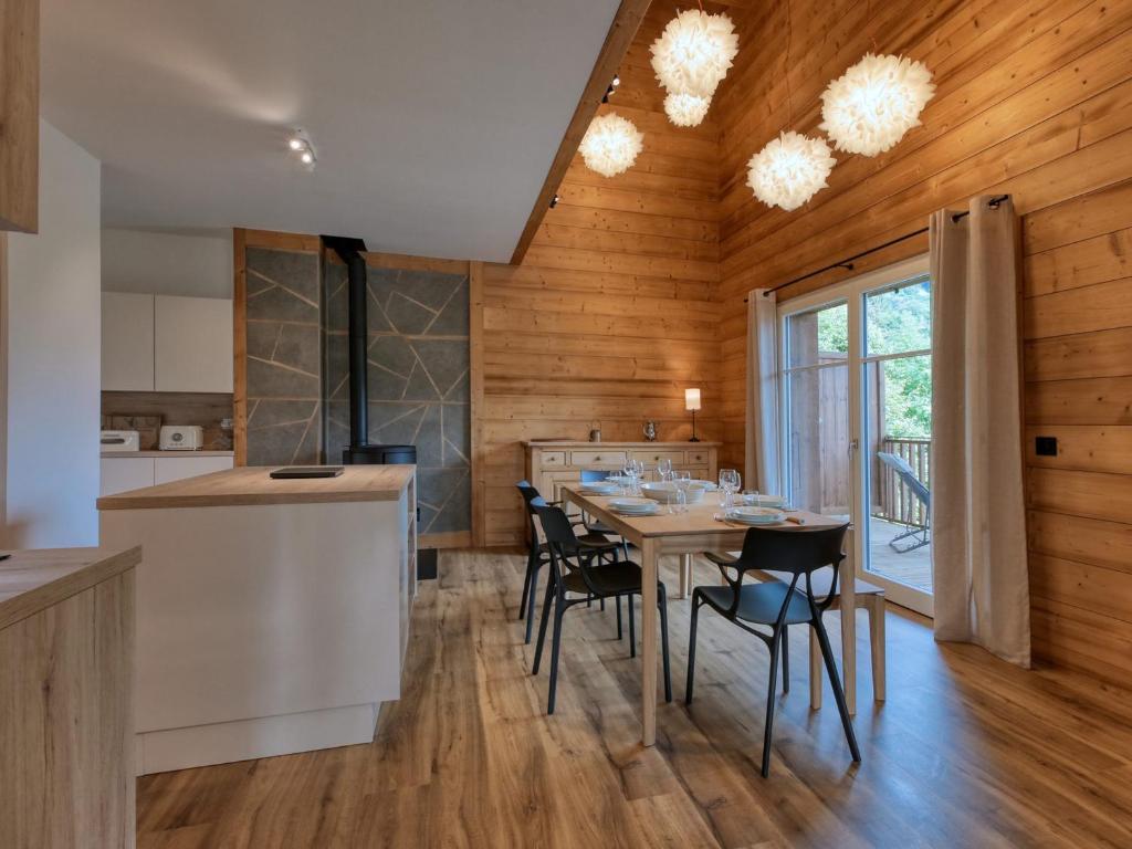 une cuisine et une salle à manger avec une table et des chaises dans l'établissement Duplex moderne 10 pers, Wi-Fi, parking, proche St-Gervais - FR-1-663-48, à Saint-Gervais-les-Bains