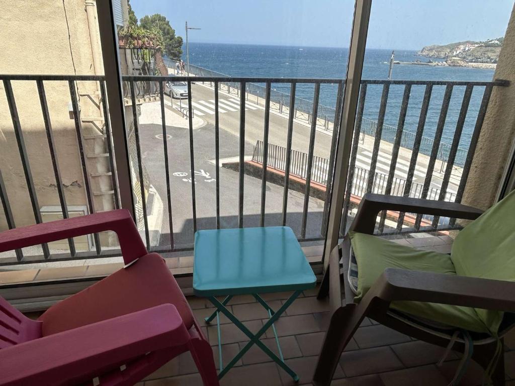 d'un balcon avec des chaises et une vue sur l'océan. dans l'établissement Appartement à Banyuls-sur-Mer, vue mer, centre-ville, proche plages - FR-1-225C-174, à Banyuls-sur-Mer