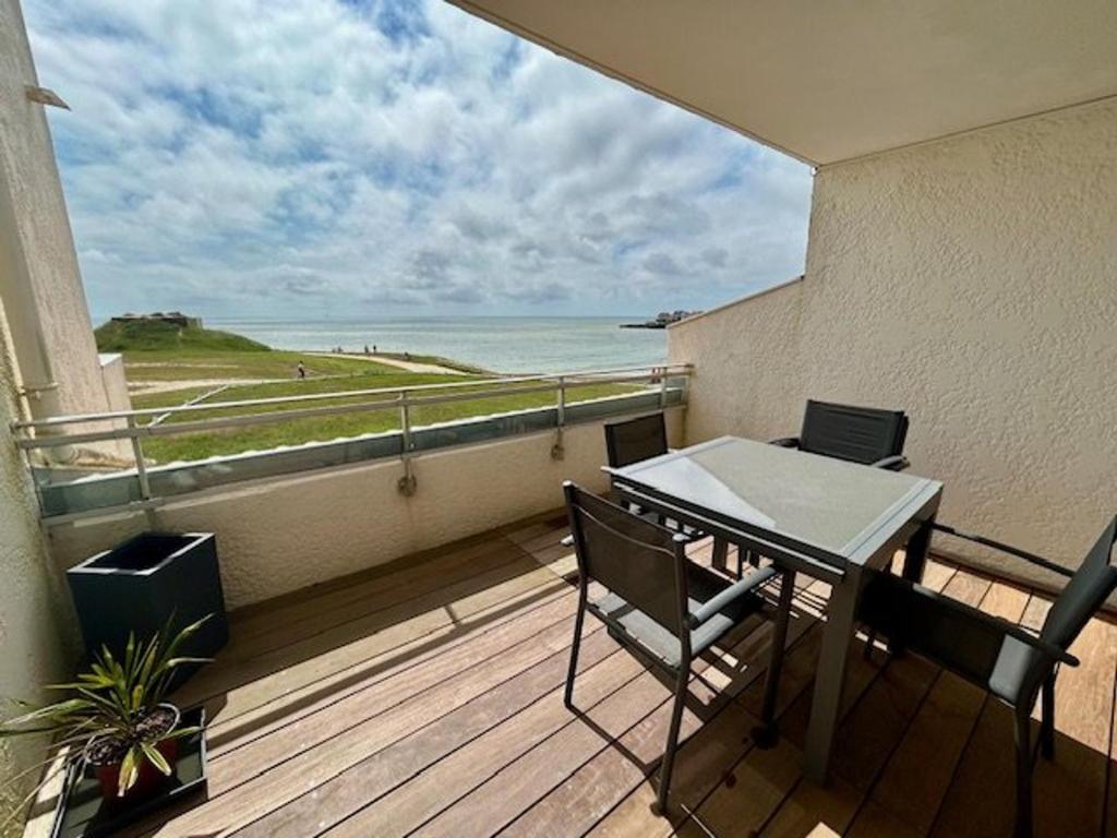 un balcon avec une table et une vue sur l'océan dans l'établissement Bel appartement T3 rénové avec vue sur mer à Royan - FR-1-494-213, à Royan