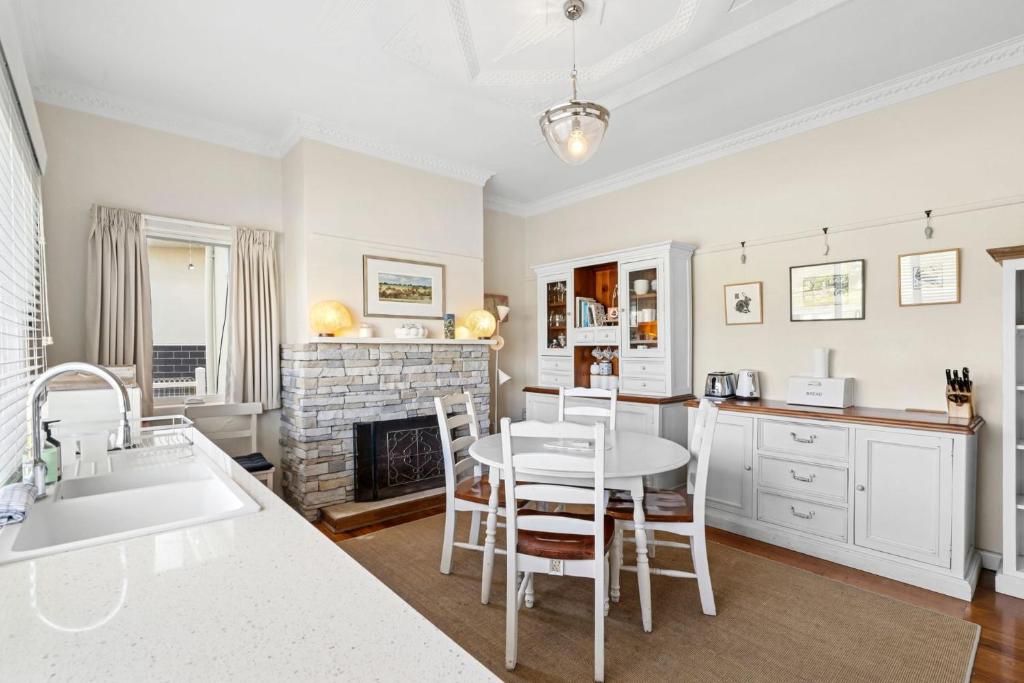 Φωτογραφία από το άλμπουμ του The White House Prime Location and Oozing Character σε Apollo Bay
