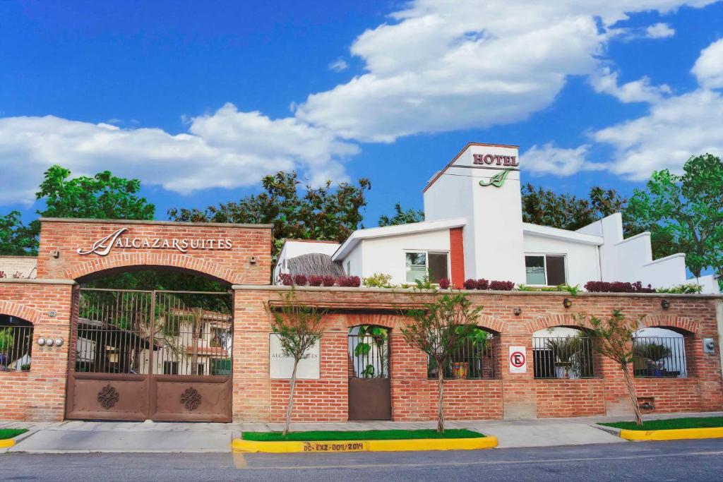 un edificio de ladrillo rojo con un cartel. en Alcazar Suites, en Guadalajara