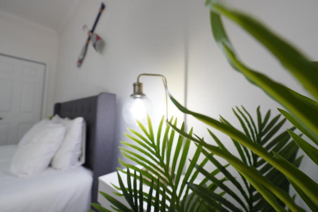 Postel nebo postele na pokoji v ubytování Luxury 2BD 2BTH Condo 5