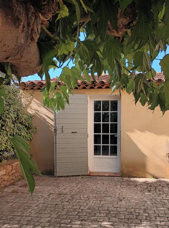 un garage avec une porte blanche sur une maison dans l'établissement Location estivale, à Aubagne