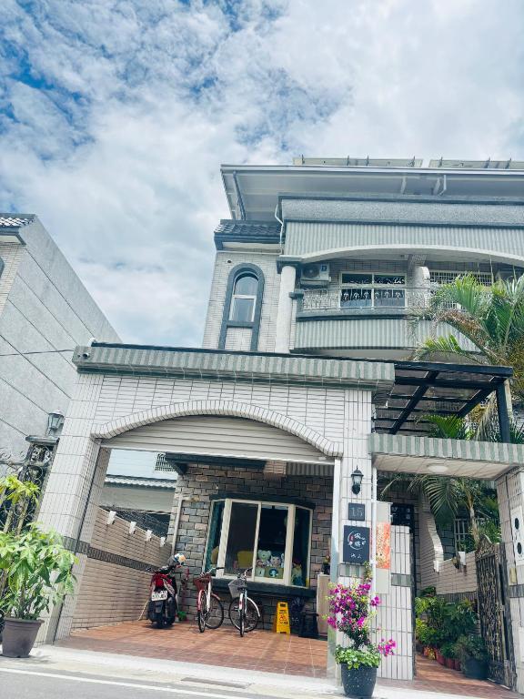O edifício onde a casa de hóspedes está situado