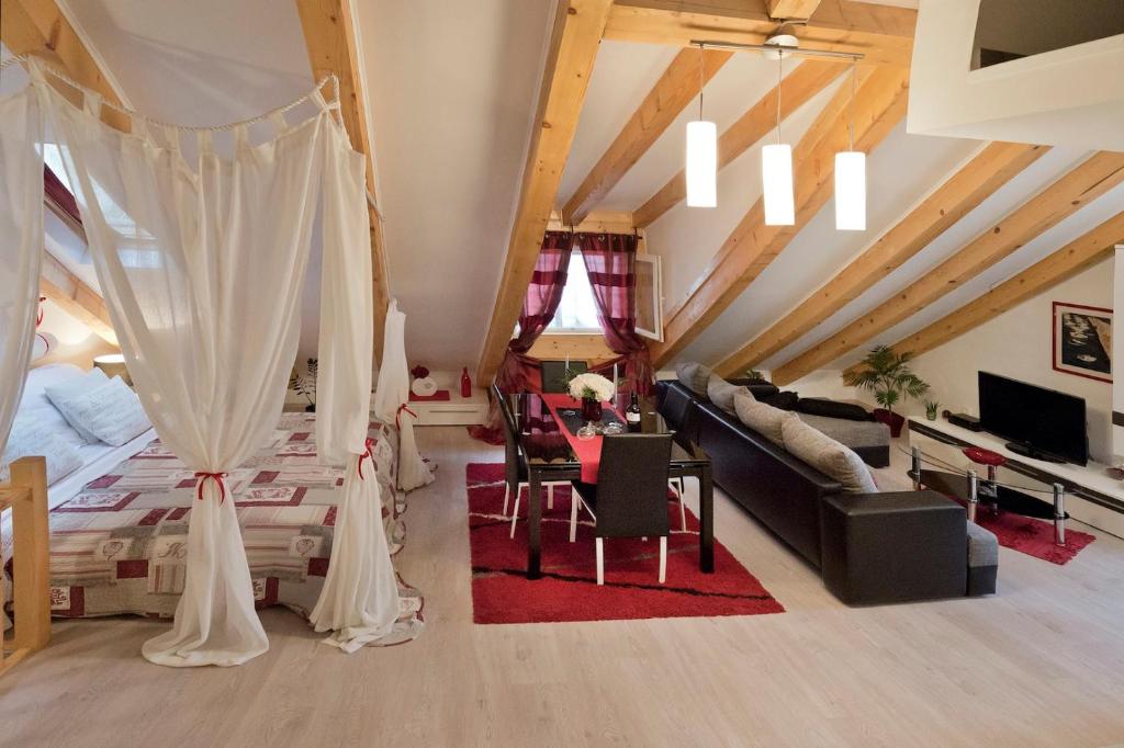 Sala de estar con cama, sofá y mesa en Apartment Mishel, en Dubrovnik
