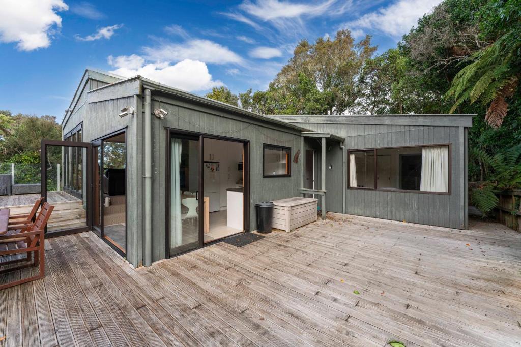 une petite serre sur une terrasse en bois dans l'établissement Pukawa Haven - Pukawa Bay Holiday Home, à Kuratau