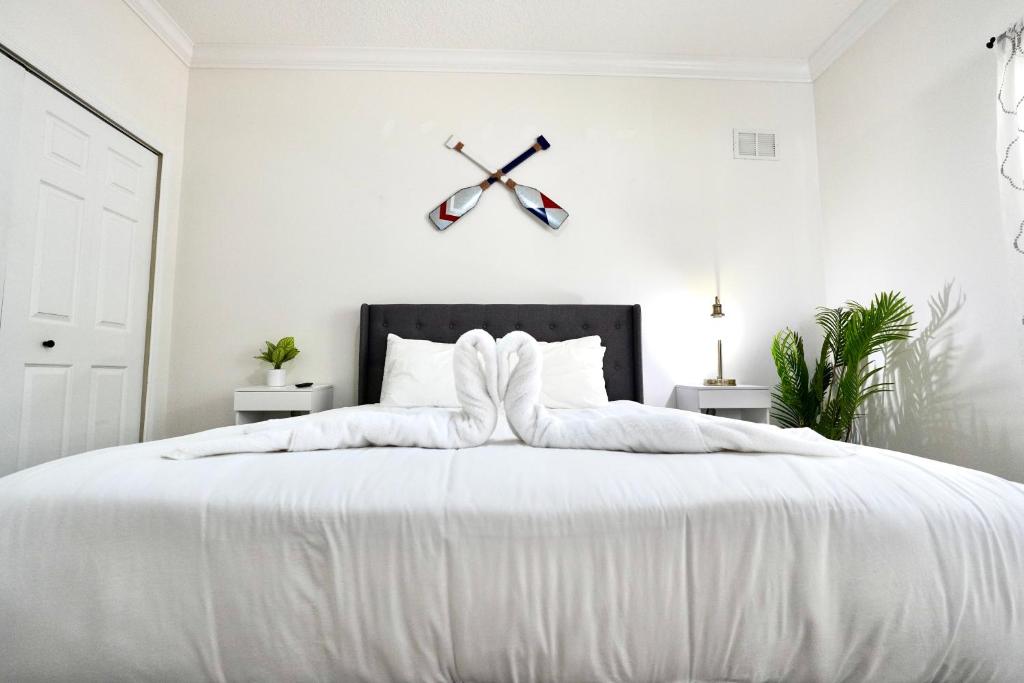 Postel nebo postele na pokoji v ubytování Luxury 2BD 2BTH Condo 5