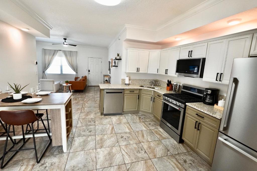 Kuchyň nebo kuchyňský kout v ubytování Luxury 2BD 2BTH Condo 5