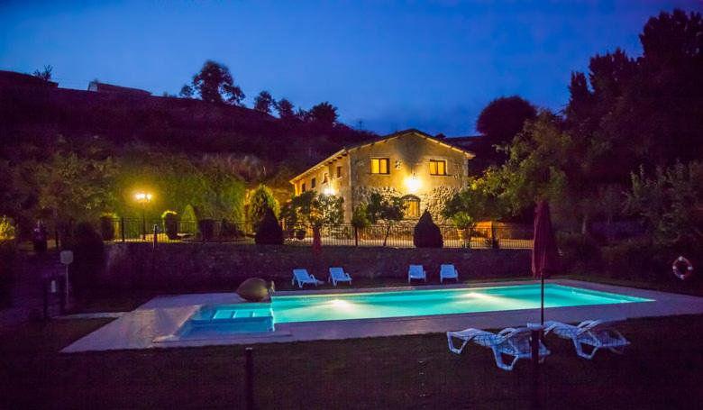 A piscina localizada em Casa rural El Manantial ou nos arredores