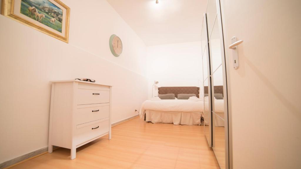een slaapkamer met een bed, een ladekast en een spiegel bij Youroom Corsini in Rome