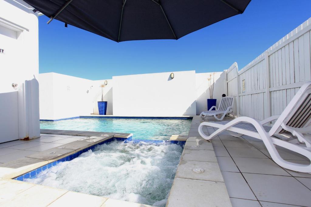 Bazén v ubytování Koola Beach Apartments Bargara nebo v jeho okolí