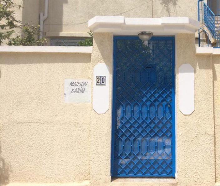 a blue door on the side of a building at Maison Karim in Nabeul