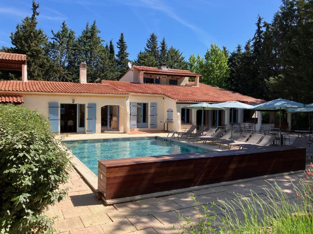 Bazén v ubytování La Bastide du Val nebo v jeho okolí