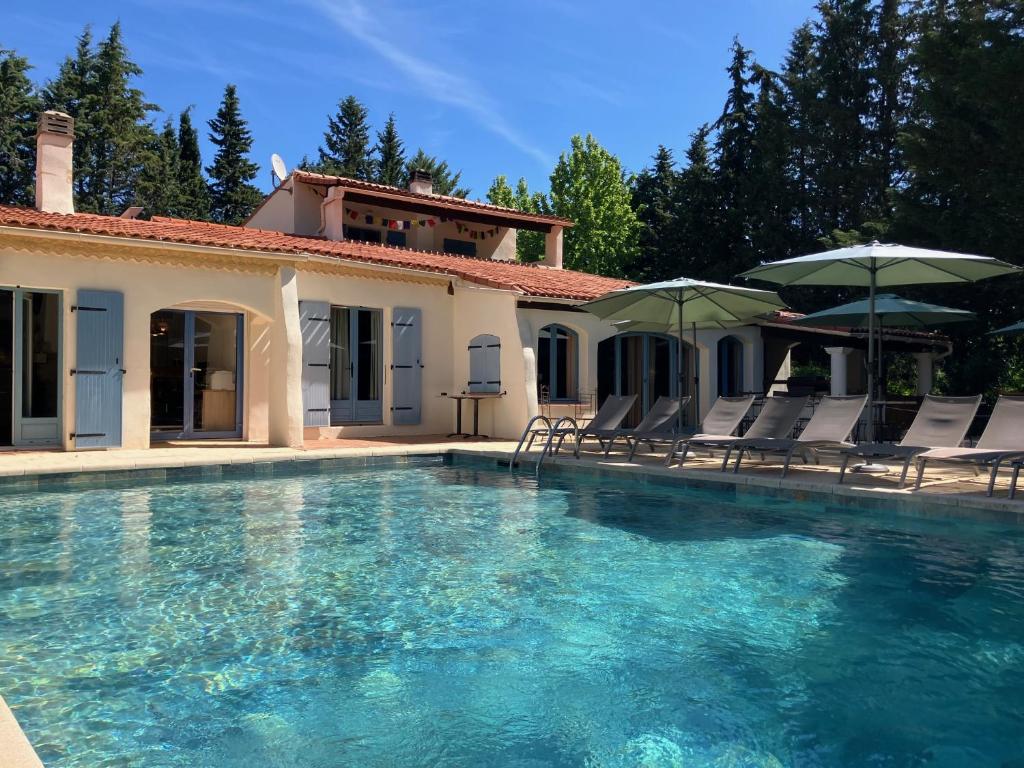 Bazén v ubytování La Bastide du Val nebo v jeho okolí
