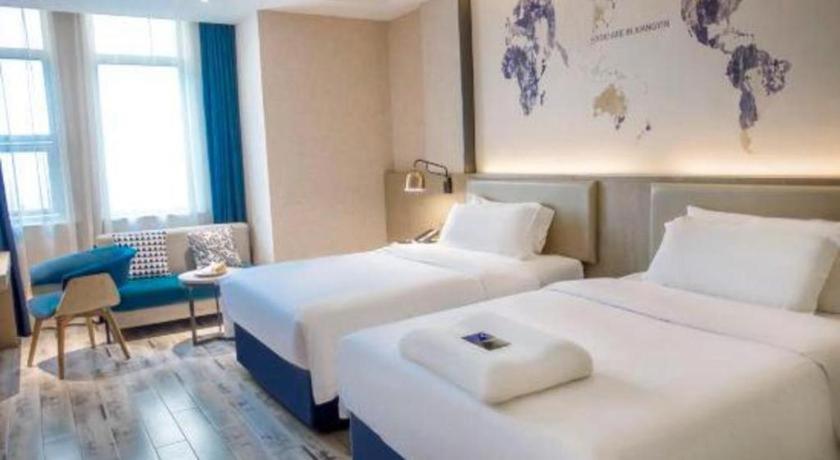 Postel nebo postele na pokoji v ubytování Kyriad Marvelous Hotel Xiangyin Bus Station