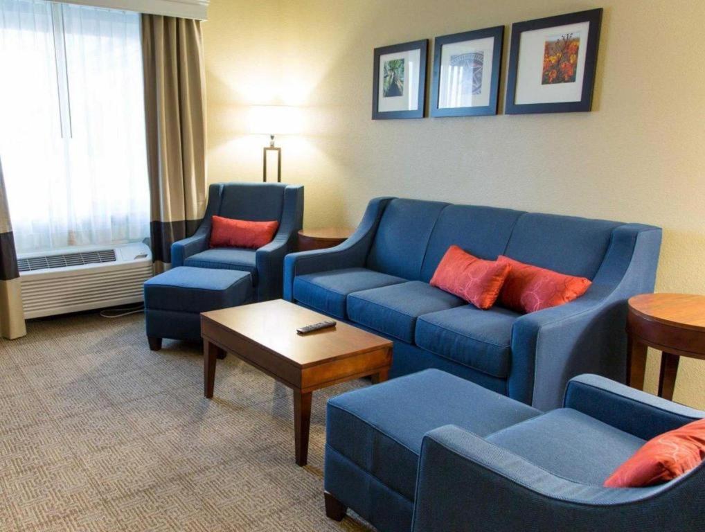 Comfort Inn DFW Airport Northにあるシーティングエリア