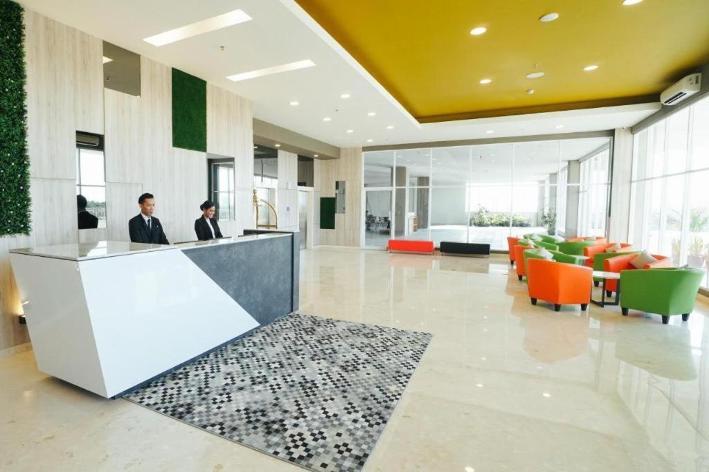 My Tower Hotel Surabayaのロビーまたはフロント