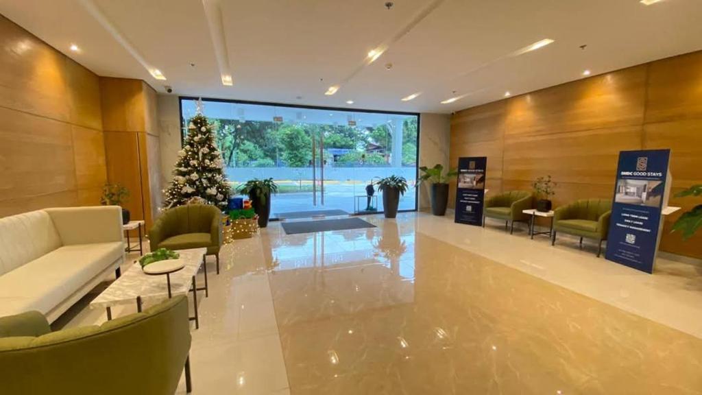 マニラにあるLeaf residences condotel 2bedroom Muntinlupaのリビングルーム(ロビー内のクリスマスツリー付)