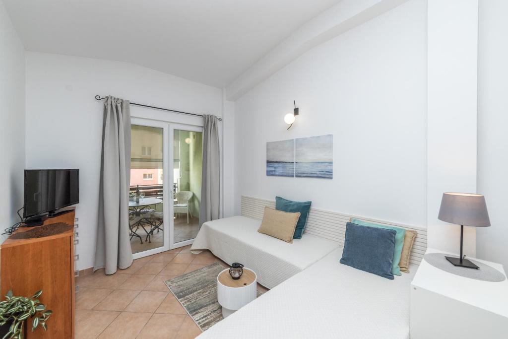 Televízia a/alebo spoločenská miestnosť v ubytovaní Apartments Divna
