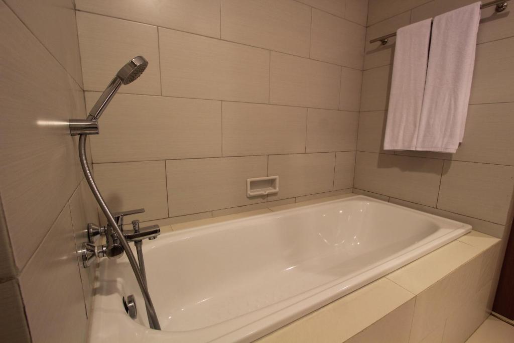 Koupelna v ubytování Grand La Walon Hotel