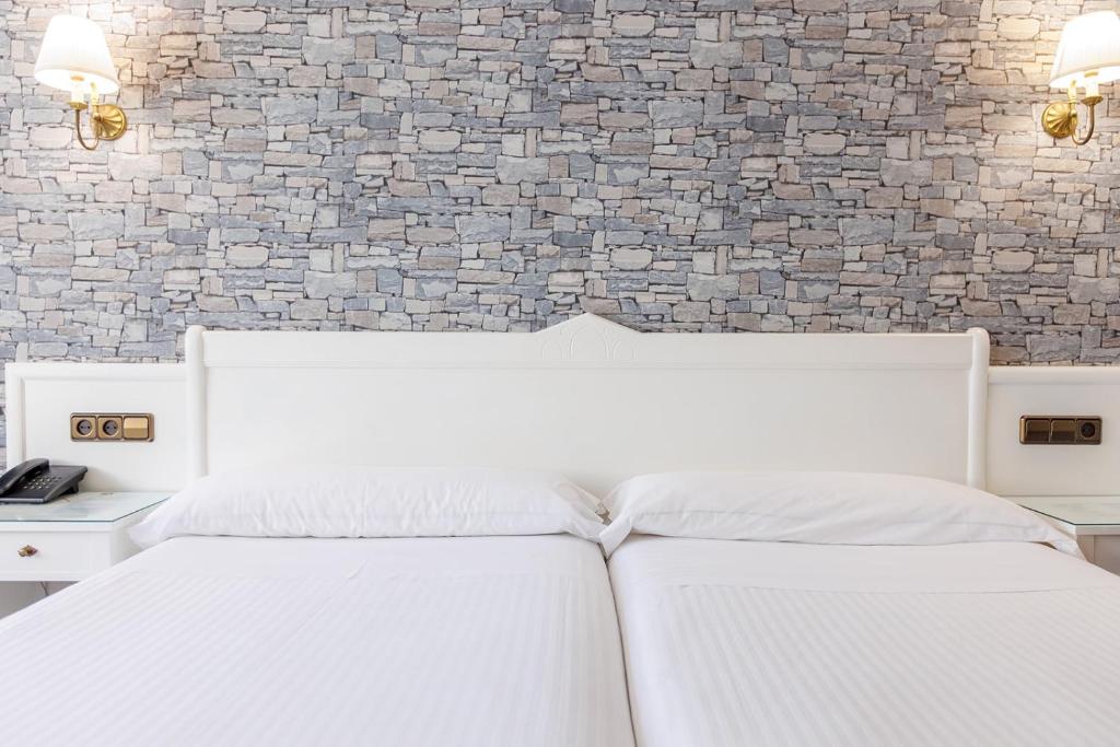 Postel nebo postele na pokoji v ubytování Hotel Ciudad Cangas de Onis