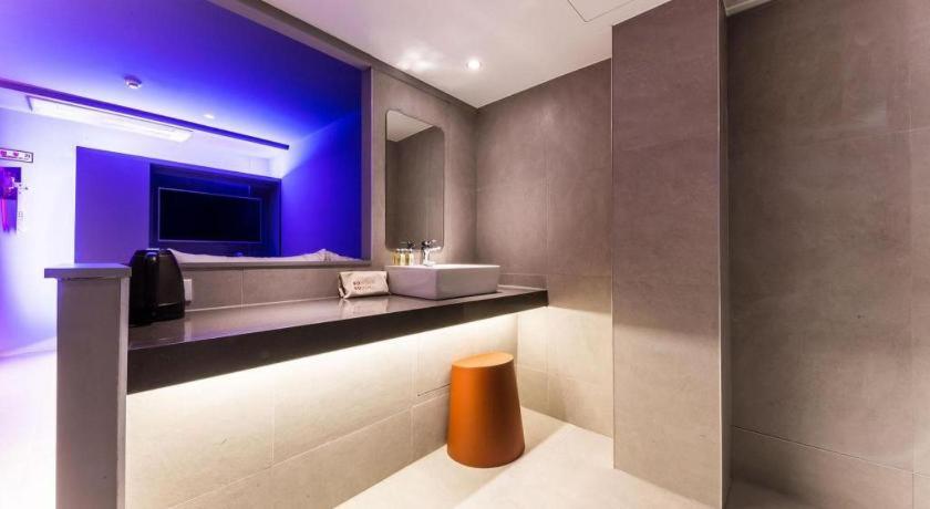 Bobo Hotel Hongdaeにあるテレビまたはエンターテインメントセンター