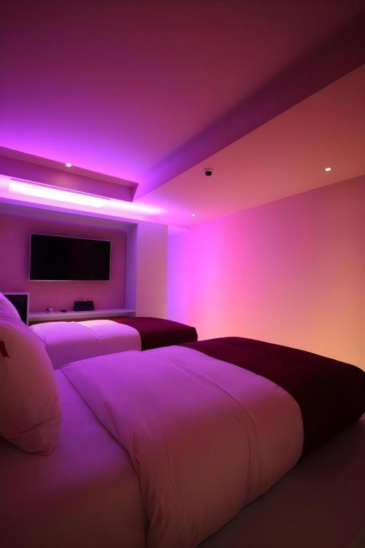 Bobo Hotel Hongdaeにあるテレビまたはエンターテインメントセンター