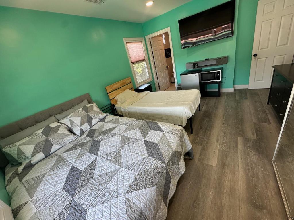 英格尔伍德Room with pool view close to Sofi Stadium and LAX的一间卧室，配有两张床和一台平板电视