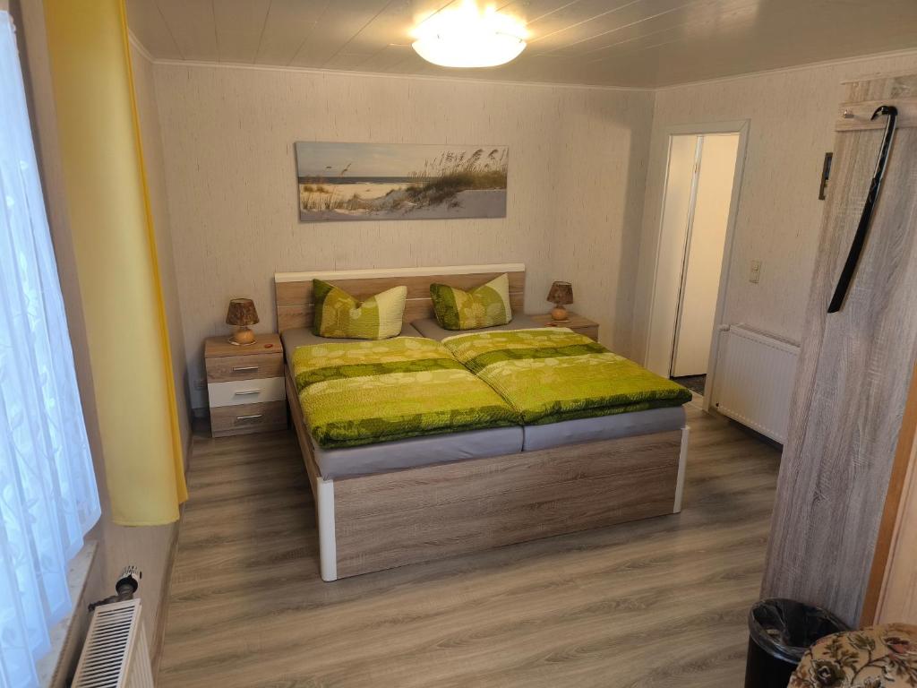 Postel nebo postele na pokoji v ubytování Zingster Ostseeklause