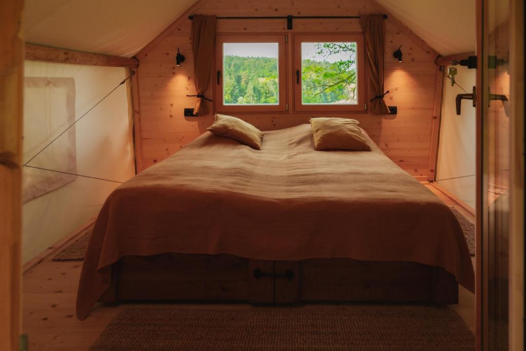 Postel nebo postele na pokoji v ubytování Lakeside Glamping Tents Mažijev Grič