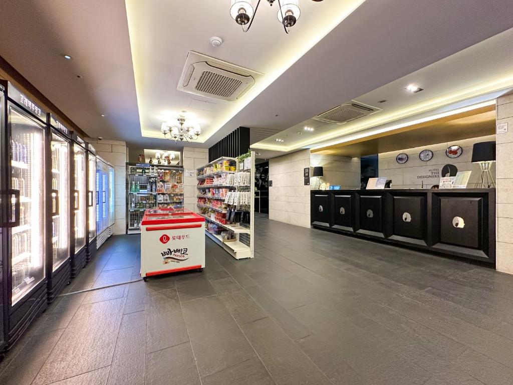 Kuchyň nebo kuchyňský kout v ubytování Hotel The Designers Incheon