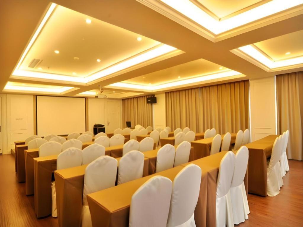 Chengdu French Theme Gold Palaceにあるビジネスエリアまたは会議室
