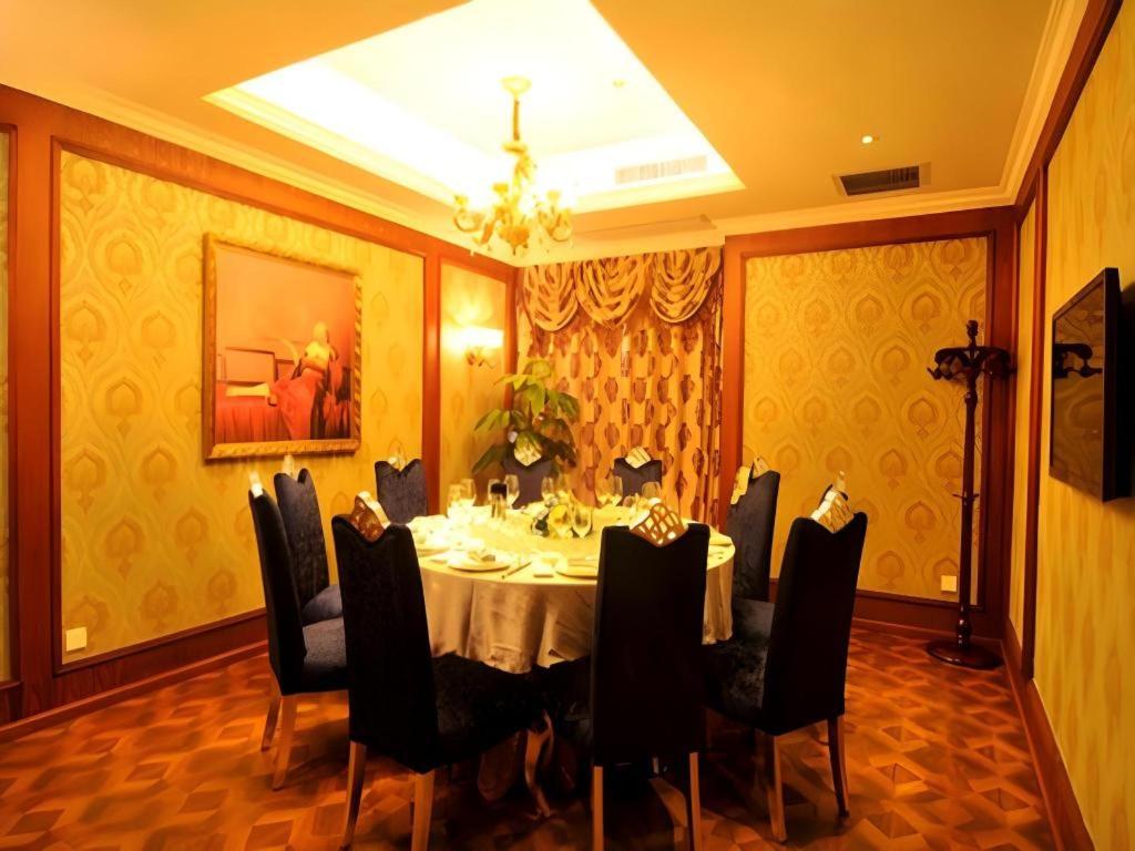 Chengdu French Theme Gold Palaceにあるテレビまたはエンターテインメントセンター