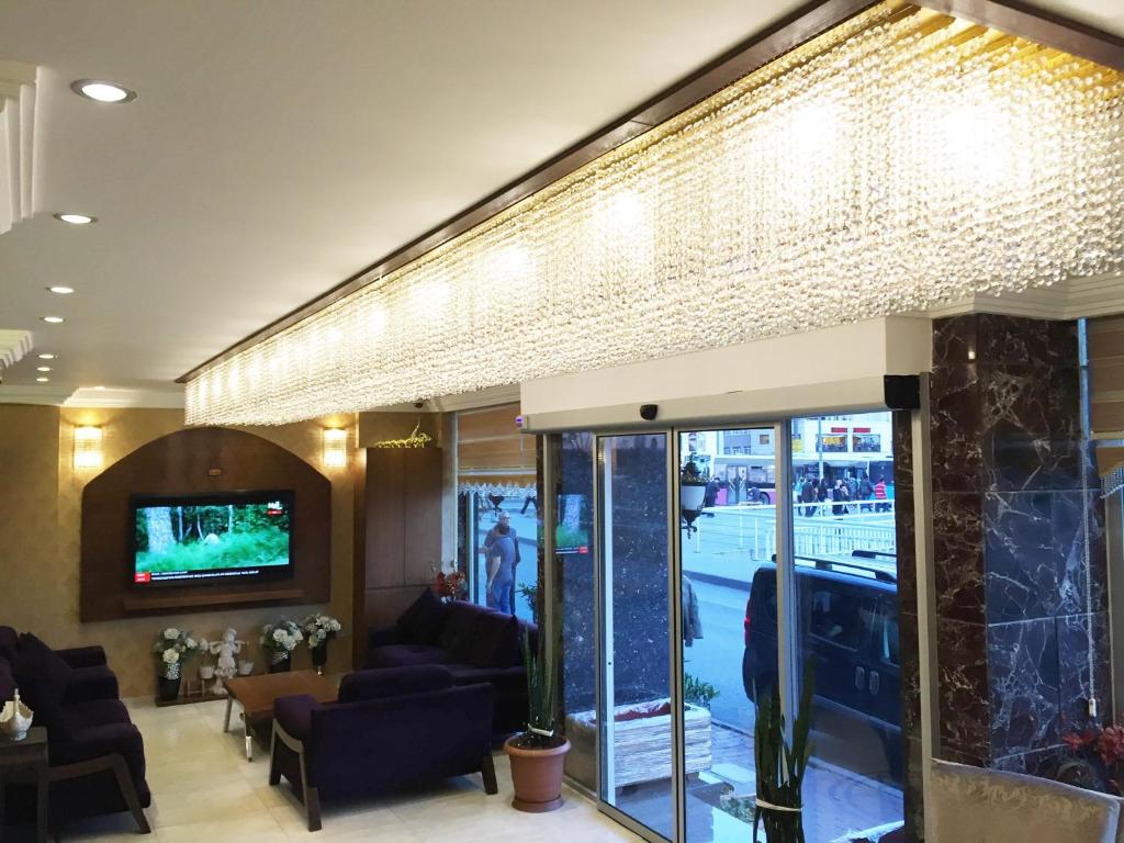 TV a/nebo společenská místnost v ubytování Hotel Akyildiz